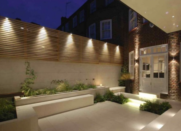 Pagar beton dengan lampu penerangan taman yang menawan